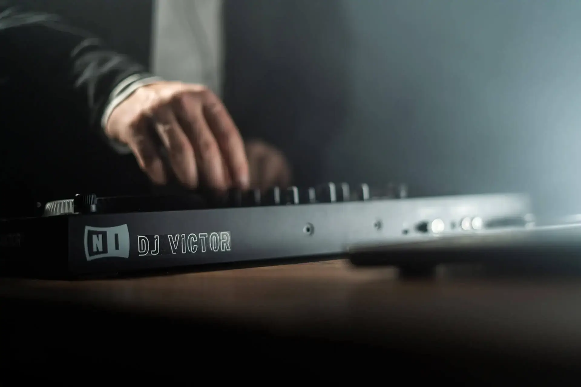 Poza fundal consola DJ Victorr